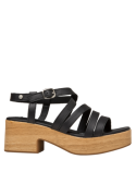 Sandalia negra de cuero para mujer con correas entrecruzadas, ideal para un estilo casual boho-chic y eventos al aire libre.