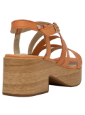 Tacón plataforma en sandalia narajo de cuero, versátil y cómoda, adecuada para combinar con faldas midi o pantalones de lino.