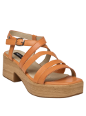 Diseño de sandalia narajo con cierre ajustable de hebilla, tacón plataforma moderado, perfecta para paseos informales.