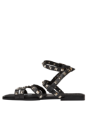 Calzado de cuero negro con tachas, perfecto para ocasiones informales o eventos casuales durante el día.