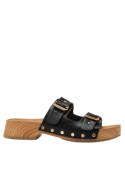 Sandalia negra casual para mujer, con plataforma estilo madera y correas cruzadas ajustables con hebillas metálicas.