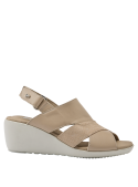 Sandalia casual de cuero beige para mujer, con plantilla cómoda y diseño estilizado.