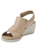 Calzado casual de cuero beige para mujer, diseño anatómico con taco cuña, ideal para verano.
