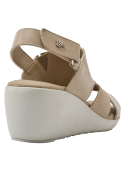 Sandalia beige de cuero para mujer, estilo casual, ideal para días calurosos, con taco cuña de 5.5 cm.