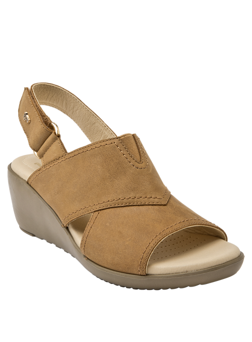 Sandalia camel de cuero con plantilla cómoda, perfecta para mantener frescura y estilo en días calurosos.