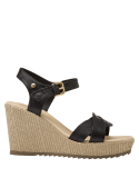 Sandalia de cuero negro con diseño sofisticado, ofrece altura y estabilidad para un look diurno o nocturno.