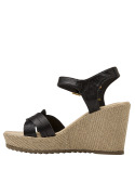 Elegante sandalia de cuero negro con correas cruzadas, perfecta para looks de verano y primavera.