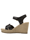 Elegante sandalia de cuero negro con correas cruzadas, perfecta para looks de verano y primavera.