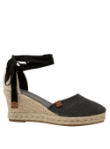 Alpargata casual negra para mujer, diseño bohemio con cuña y detalles de yute, ideal para eventos informales.