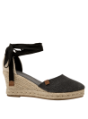 Alpargata casual negra para mujer, diseño bohemio con cuña y detalles de yute, ideal para eventos informales.