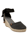Elegante alpargata negra para mujer, cuña y cintas en tobillo, estilo desenfadado y chic.