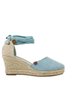 Calzado de mujer azul boho-chic con cuña y cierre de cintas, ideal para un look veraniego y natural.