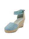 Alpargata azul casual para mujer con cuña y cintas al tobillo, ideal para un look boho-chic.