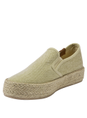 Alpargata beige casual para mujer con diseño slip-on y suela trenzada que resalta el estilo artesanal.