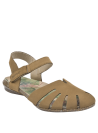 Cómoda sandalia de cuero camel con punta semi-cerrada, ideal para actividades cotidianas en ambientes cálidos.