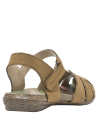 Sandalia de cuero camel con aberturas laterales para mayor ventilación, combina con faldas y vestidos veraniegos.