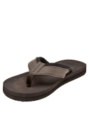 "Sandalia hawaiana café para hombre, estilo casual, con tira en ""Y"" entre los dedos, ideal para paseos costeros. "
