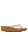Calzado casual femenino color arena, diseño boho-chic con trenza y aplique, plataforma moderada para comodidad.