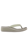 Calzado femenino taupe estilo boho-chic, con tacón plataforma y diseño casual, ideal para ocasiones informales.