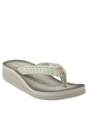 Sandalia casual taupe para mujer, con trenza ancha en el empeine, perfecta para combinar con ropa veraniega.