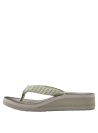 Calzado casual de mujer en color taupe con detalle trenzado en el empeine, ideal para un look veraniego y relajado.