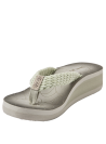 Sandalia taupe de mujer con tacón plataforma moderado, diseño boho-chic y trenza ancha en el empeine para un estilo casual.