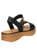 Calzado casual chic en cuero negro para mujer, con cierre ajustable de hebilla lateral, ideal para ocasiones informales.