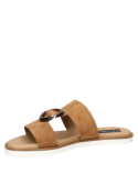 Elegante sandalia de cuero camel para mujer, con diseño clásico y moderno, ideal para paseos o almuerzos de fin de semana.