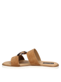 Sandalia casual de cuero camel para mujer, diseño minimalista con aro acrílico, ideal para reuniones al aire libre.