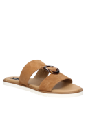 Sandalia de cuero camel para mujer, con diseño de tira ancha en el empeine y aro acrílico, estilo casual y moderno.