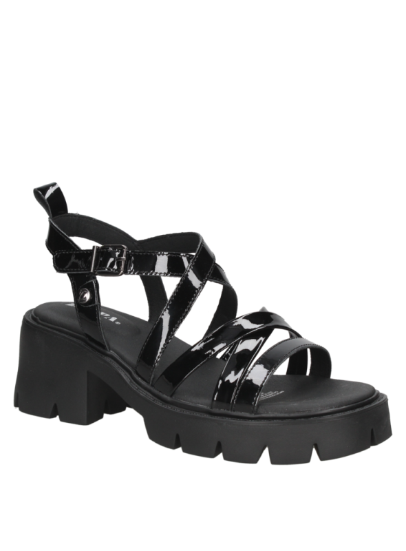 Sandalia de mujer en charol plata con tiras cruzadas y hebilla lateral, ideal para moda urbana y eventos informales.