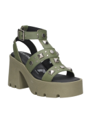 Sandalia verde de cuero para mujer con estilo casual y detalles metálicos que reflejan una moda rockera y audaz.