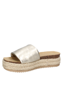 Sandalia de plataforma dorada para mujer, diseño sencillo y funcional, perfecta para un look desenfadado.