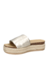Sandalia de plataforma dorada para mujer, diseño sencillo y funcional, perfecta para un look desenfadado.