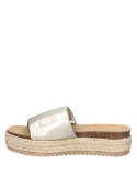 Elegante sandalia dorada de cuero, estilo bohemio, ideal para paseos informales y encuentros con amigos.
