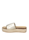 Elegante sandalia dorada de cuero, estilo bohemio, ideal para paseos informales y encuentros con amigos.