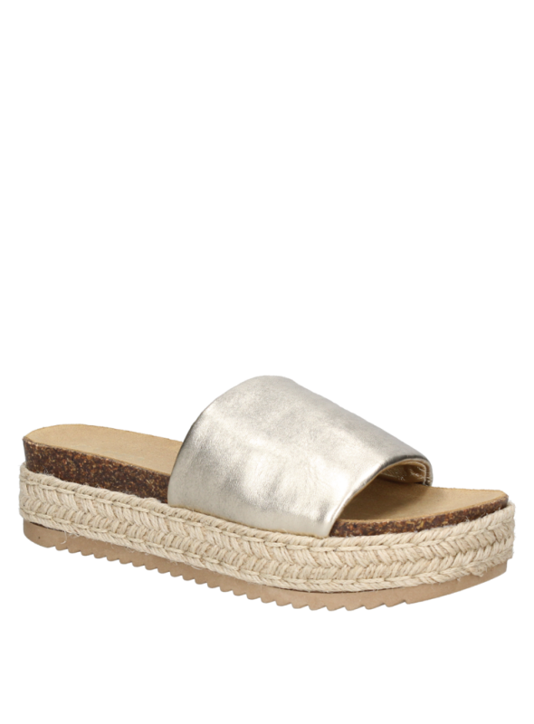 Sandalia negra de cuero para mujer, diseño minimalista con banda ancha y plataforma tejida, ideal para un look casual.