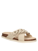 Sandalia beige de cuero para mujer, con diseño de tiras cruzadas y cadena decorativa, ideal para un estilo casual moderno.