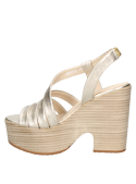 Sandalia de cuero oro, diseño moderno con tiras cruzadas y plataforma alta, aporta altura y estilo a looks casuales.