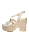 Sandalia de cuero oro, diseño moderno con tiras cruzadas y plataforma alta, aporta altura y estilo a looks casuales.