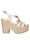 Sandalia de cuero oro con correa ajustable en el talón, tacón grueso y cómodo, ideal para eventos semi-formales.