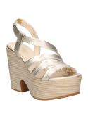 Sandalia de cuero oro para mujer, diseño casual con plataforma alta y tiras cruzadas en el empeine, estilo retro elegante.