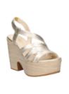 Sandalia de cuero oro para mujer, diseño casual con plataforma alta y tiras cruzadas en el empeine, estilo retro elegante.