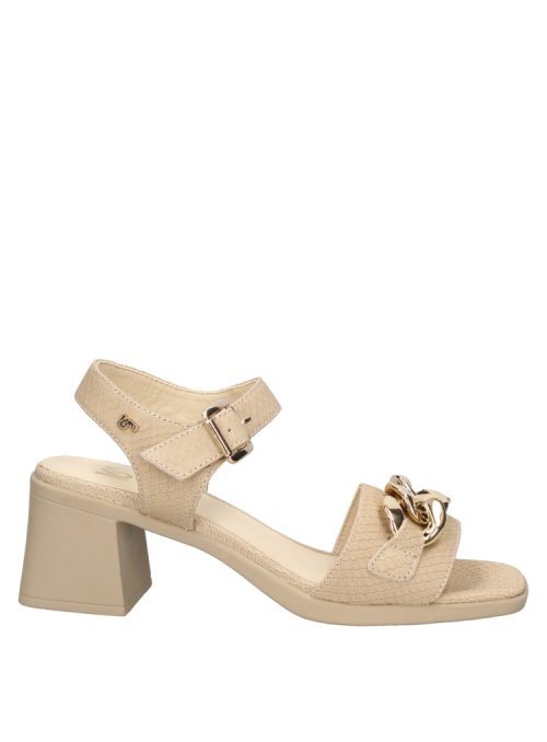 Sandalia de cuero beige con diseño moderno, hebilla ajustable y cadena metálica, combinable con faldas y pantalones.
