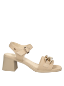 Sandalia chic de cuero beige para mujer, taco cuadrado y adorno de cadena, adecuada para salidas o reuniones diurnas.