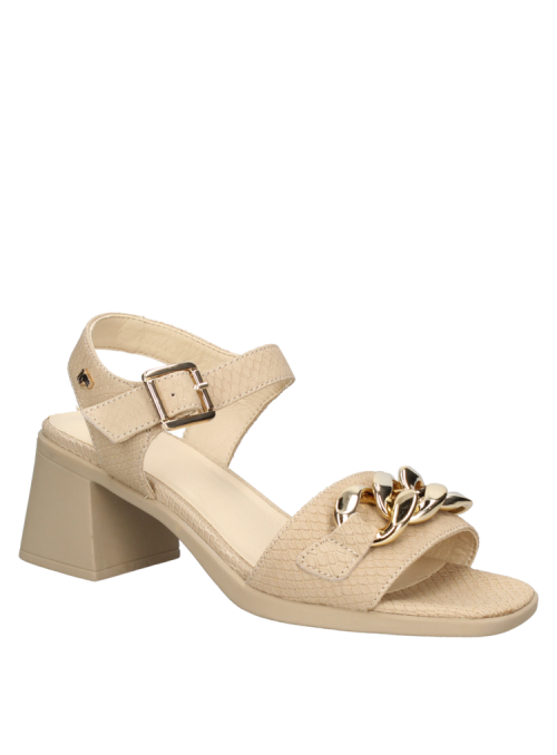 Sandalia de cuero beige con diseño moderno, hebilla ajustable y cadena metálica, combinable con faldas y pantalones.
