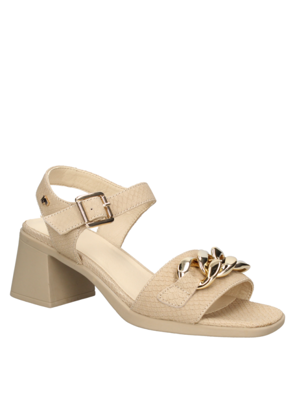 Sandalia de cuero beige con diseño moderno, hebilla ajustable y cadena metálica, combinable con faldas y pantalones.