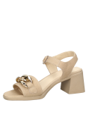 Sandalia beige de cuero para mujer con diseño elegante, taco cuadrado y cadena metálica decorativa al frente.