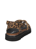 Elegante sandalia de cuero animal print para mujer con correas cruzadas y ajuste seguro, perfecta para paseos urbanos.