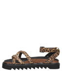 Cuero animal print en sandalia femenina estilo casual, con suela gruesa dentada tipo track sole para mayor comodidad.